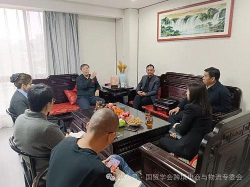 跨境電商與物流專業(yè)委員會(huì)負(fù)責(zé)人高翔與河南路通國際經(jīng)貿(mào)集團(tuán)李鋼偉董事長會(huì)面，共商行業(yè)發(fā)展新機(jī)遇